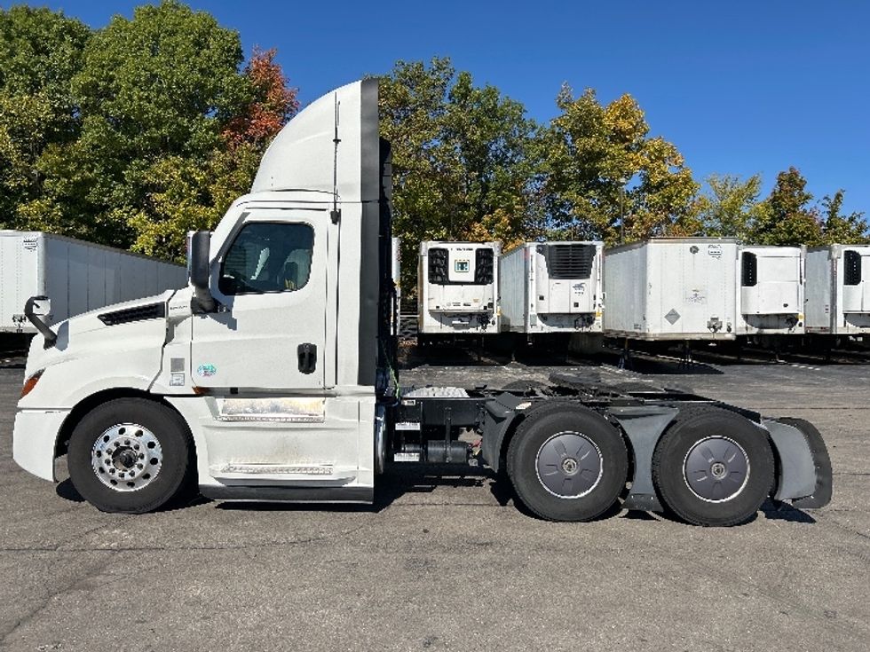 Day Cab Tractor-Heavy Duty Tractors-Freightliner-2022-T12664ST-Piqua-OH-764,394\n\t\tmiles-$ 33,000 - Image 4