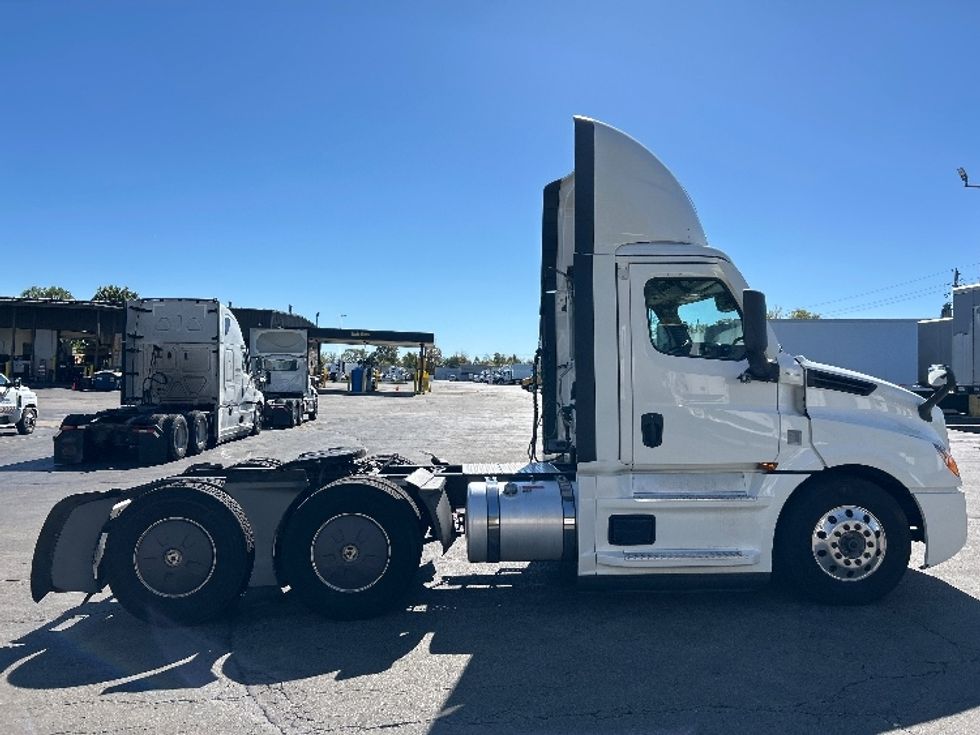 Day Cab Tractor-Heavy Duty Tractors-Freightliner-2022-T12664ST-Piqua-OH-764,394\n\t\tmiles-$ 33,000 - Image 8