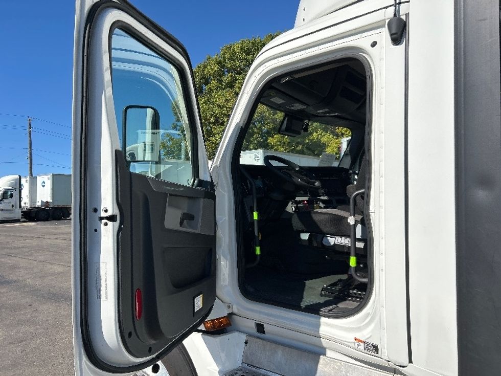 Day Cab Tractor-Heavy Duty Tractors-Freightliner-2022-T12664ST-Piqua-OH-764,394\n\t\tmiles-$ 33,000 - Image 9
