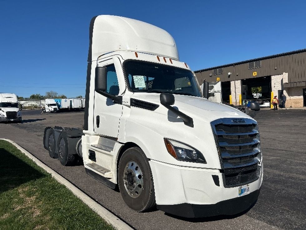Day Cab Tractor-Heavy Duty Tractors-Freightliner-2022-T12664ST-Piqua-OH-806,449\n\t\tmiles-$ 33,000 - Image 1