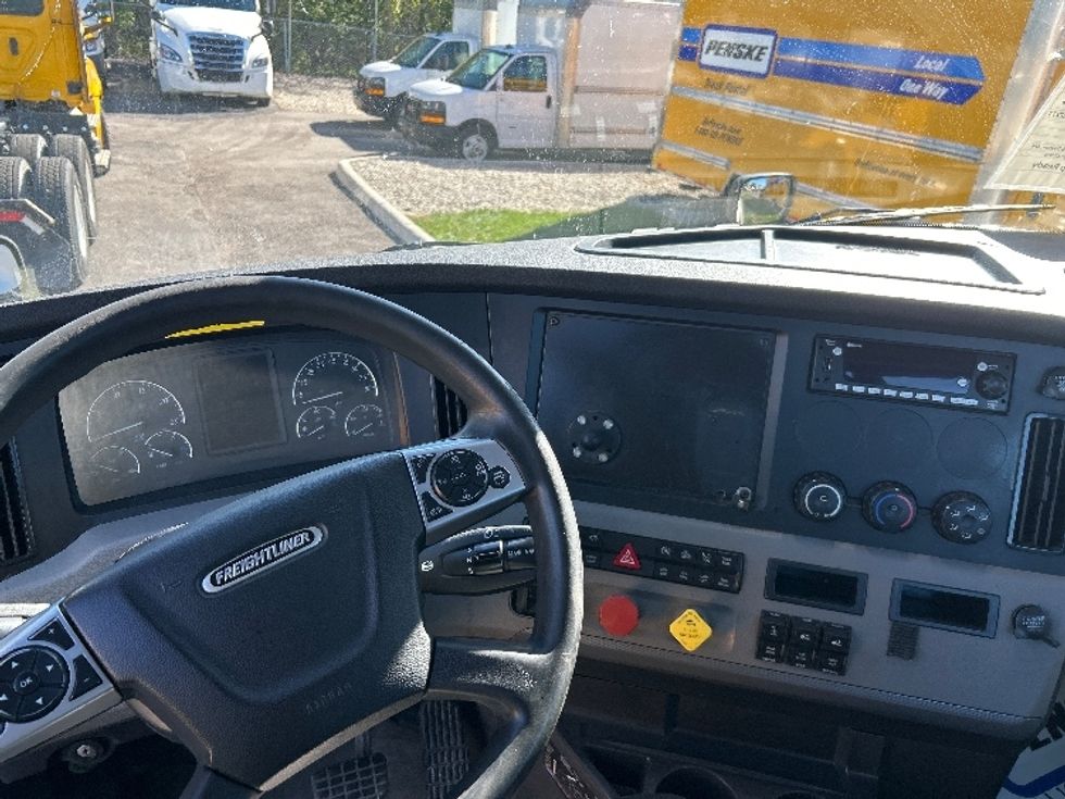 Day Cab Tractor-Heavy Duty Tractors-Freightliner-2022-T12664ST-Piqua-OH-806,449\n\t\tmiles-$ 33,000 - Image 11