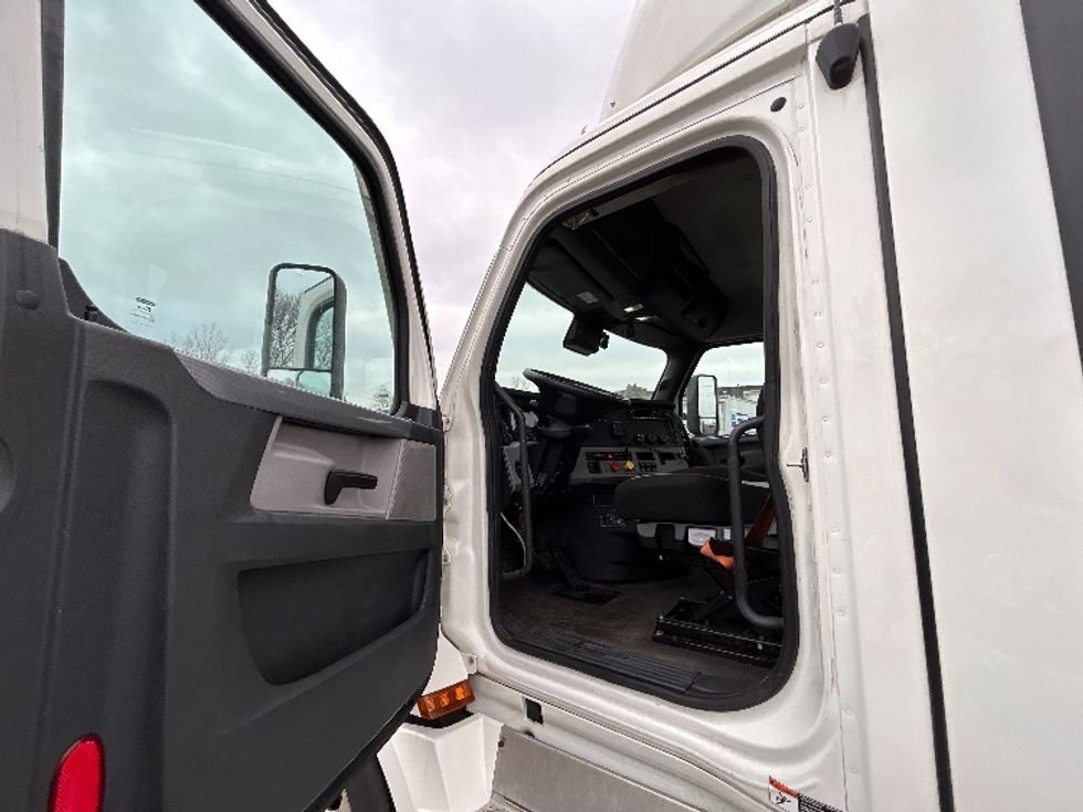 Day Cab Tractor-Heavy Duty Tractors-Freightliner-2022-T12664ST-Piqua-OH-815,388\n\t\tmiles-$ 30,000 - Image 9