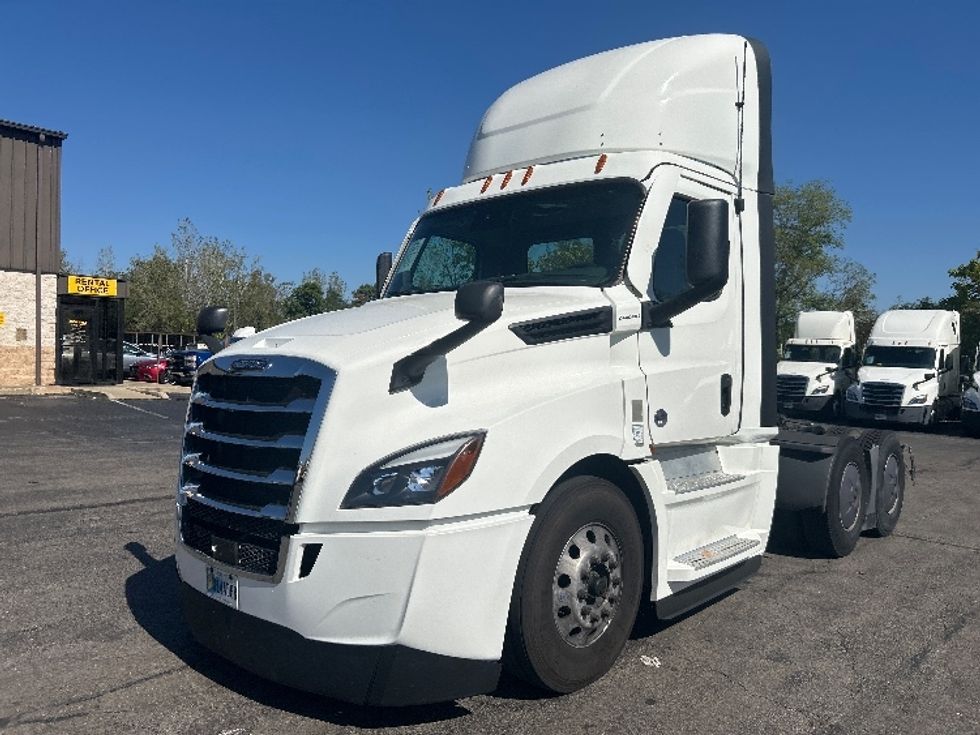 Day Cab Tractor-Heavy Duty Tractors-Freightliner-2022-T12664ST-Piqua-OH-820,248\n\t\tmiles-$ 33,000 - Image 3