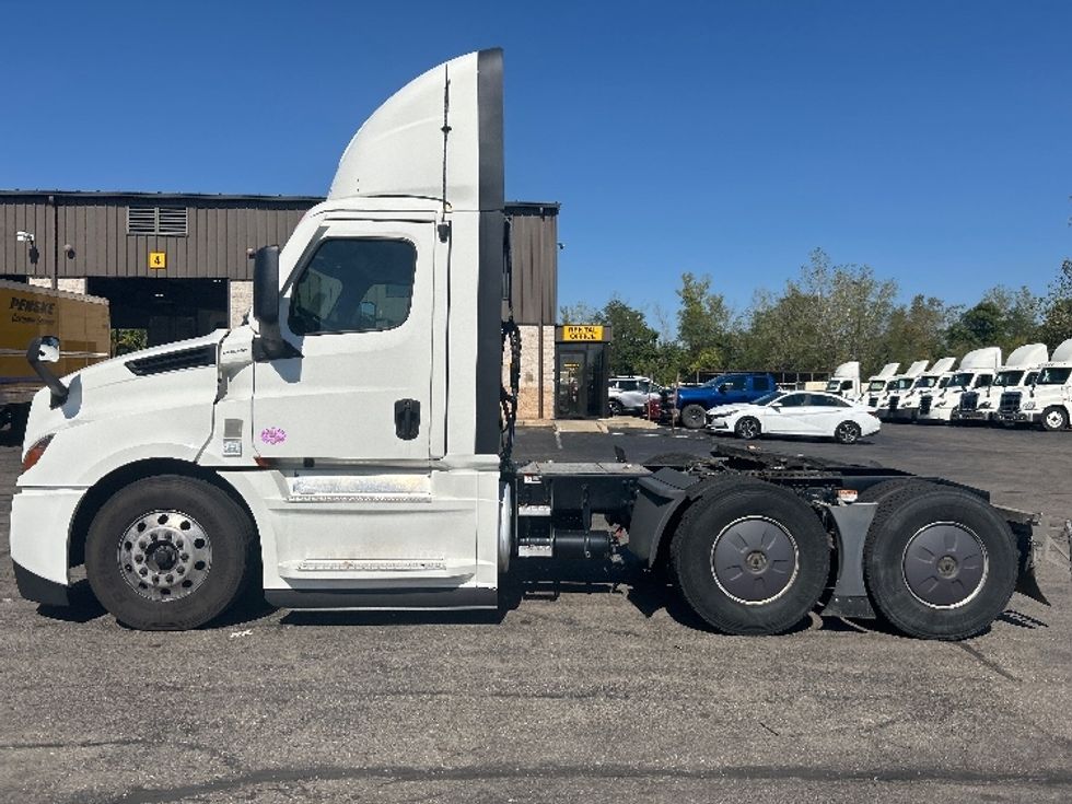 Day Cab Tractor-Heavy Duty Tractors-Freightliner-2022-T12664ST-Piqua-OH-820,248\n\t\tmiles-$ 33,000 - Image 4