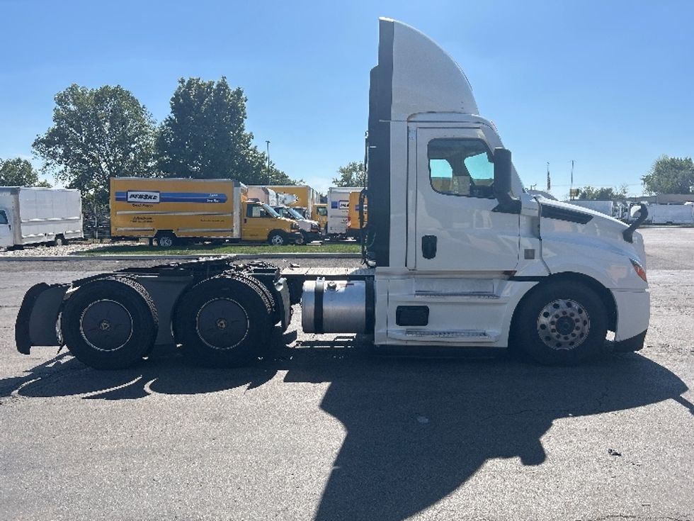 Day Cab Tractor-Heavy Duty Tractors-Freightliner-2022-T12664ST-Piqua-OH-820,248\n\t\tmiles-$ 33,000 - Image 8