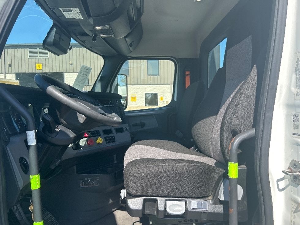 Day Cab Tractor-Heavy Duty Tractors-Freightliner-2022-T12664ST-Piqua-OH-820,248\n\t\tmiles-$ 33,000 - Image 9