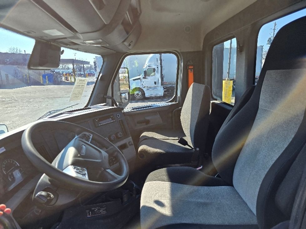 Day Cab Tractor-Heavy Duty Tractors-Freightliner-2022-T12664ST-Piqua-OH-877,535\n\t\tmiles-$ 31,750 - Image 10