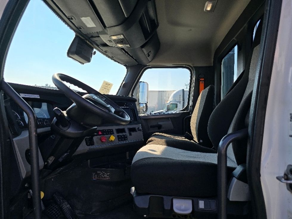 Day Cab Tractor-Heavy Duty Tractors-Freightliner-2022-T12664ST-Piqua-OH-877,535\n\t\tmiles-$ 31,750 - Image 9