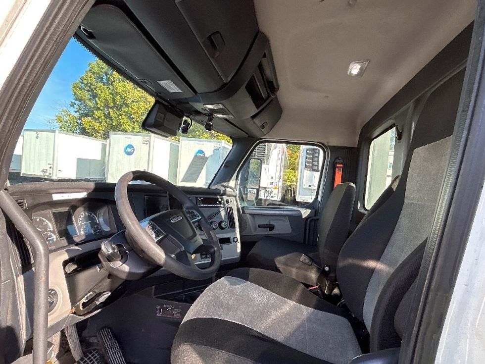 Day Cab Tractor-Heavy Duty Tractors-Freightliner-2022-T12664ST-Piqua-OH-877,535\n\t\tmiles-$ 33,000 - Image 10