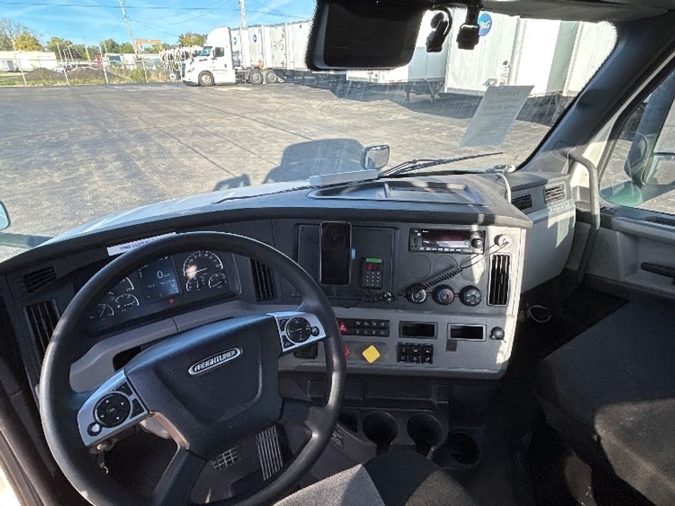 Day Cab Tractor-Heavy Duty Tractors-Freightliner-2022-T12664ST-Piqua-OH-877,535\n\t\tmiles-$ 33,000 - Image 11