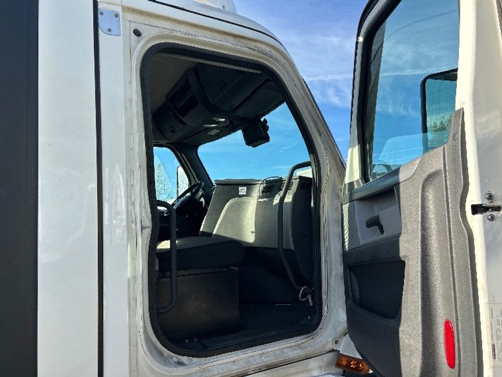 Day Cab Tractor-Heavy Duty Tractors-Freightliner-2022-T12664ST-Piqua-OH-877,535\n\t\tmiles-$ 33,000 - Image 12