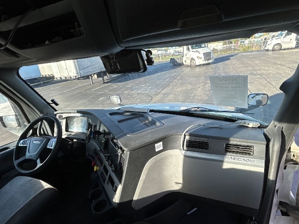 Day Cab Tractor-Heavy Duty Tractors-Freightliner-2022-T12664ST-Piqua-OH-877,535\n\t\tmiles-$ 33,000 - Image 13