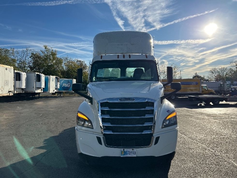 Day Cab Tractor-Heavy Duty Tractors-Freightliner-2022-T12664ST-Piqua-OH-877,535\n\t\tmiles-$ 33,000 - Image 2