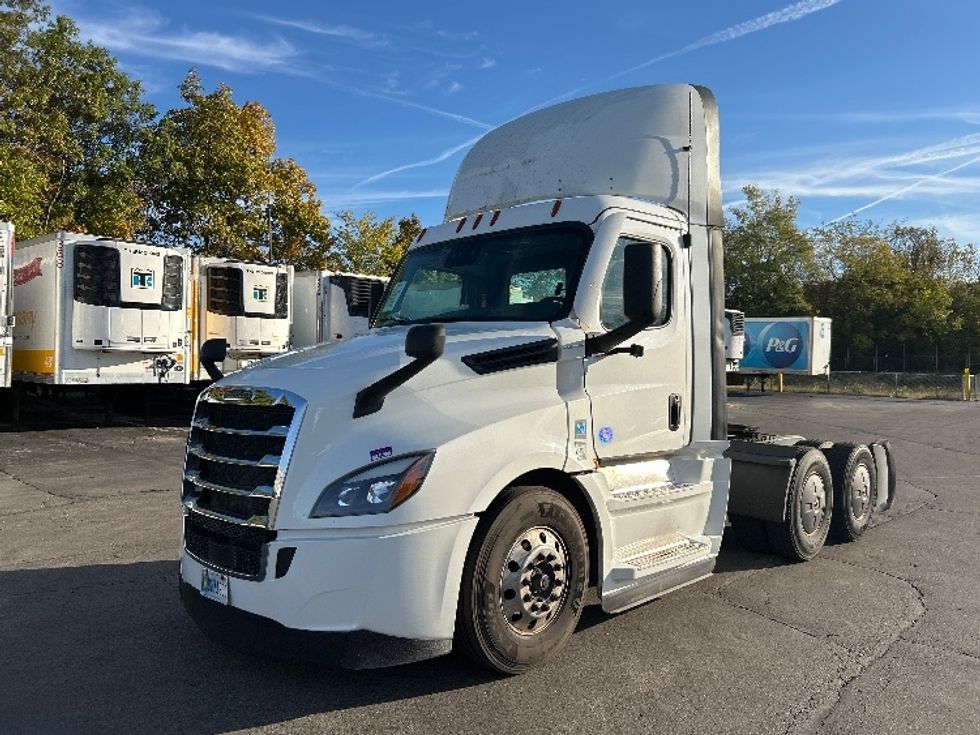 Day Cab Tractor-Heavy Duty Tractors-Freightliner-2022-T12664ST-Piqua-OH-877,535\n\t\tmiles-$ 33,000 - Image 3