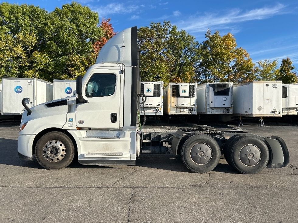 Day Cab Tractor-Heavy Duty Tractors-Freightliner-2022-T12664ST-Piqua-OH-877,535\n\t\tmiles-$ 33,000 - Image 4