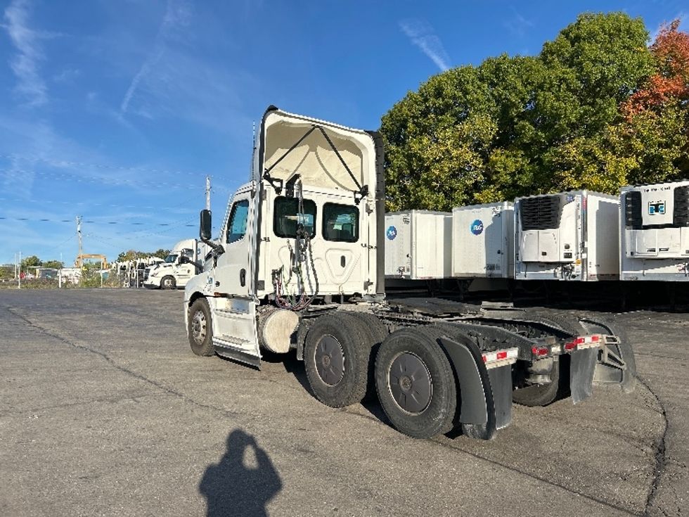 Day Cab Tractor-Heavy Duty Tractors-Freightliner-2022-T12664ST-Piqua-OH-877,535\n\t\tmiles-$ 33,000 - Image 5