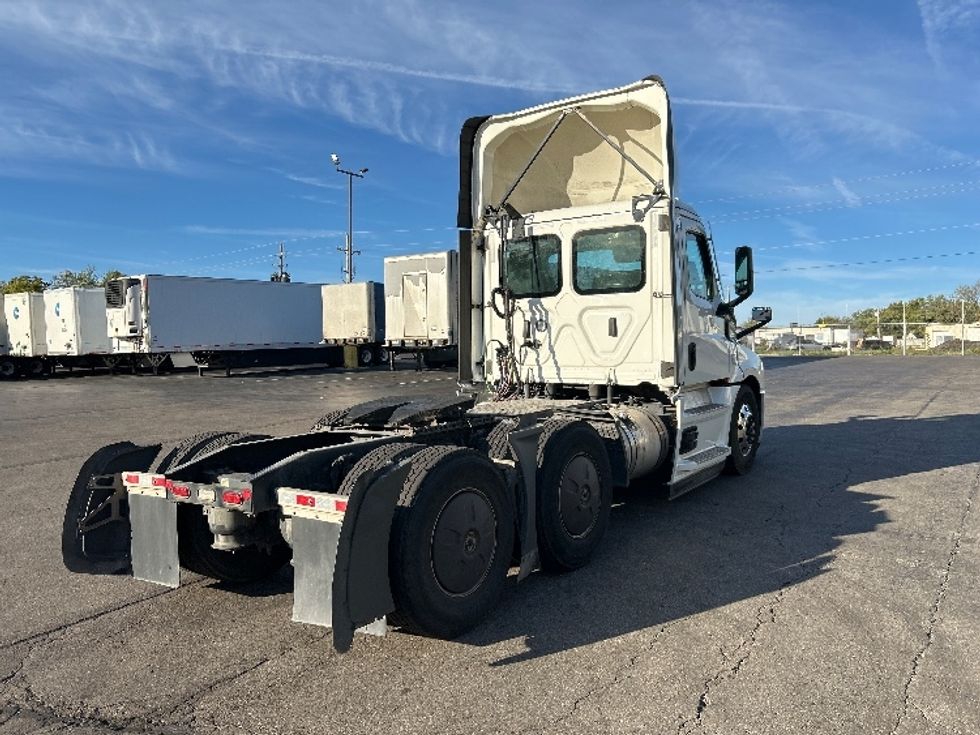Day Cab Tractor-Heavy Duty Tractors-Freightliner-2022-T12664ST-Piqua-OH-877,535\n\t\tmiles-$ 33,000 - Image 7