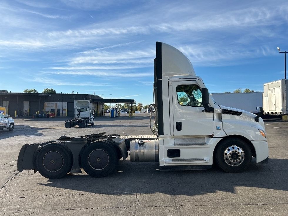 Day Cab Tractor-Heavy Duty Tractors-Freightliner-2022-T12664ST-Piqua-OH-877,535\n\t\tmiles-$ 33,000 - Image 8