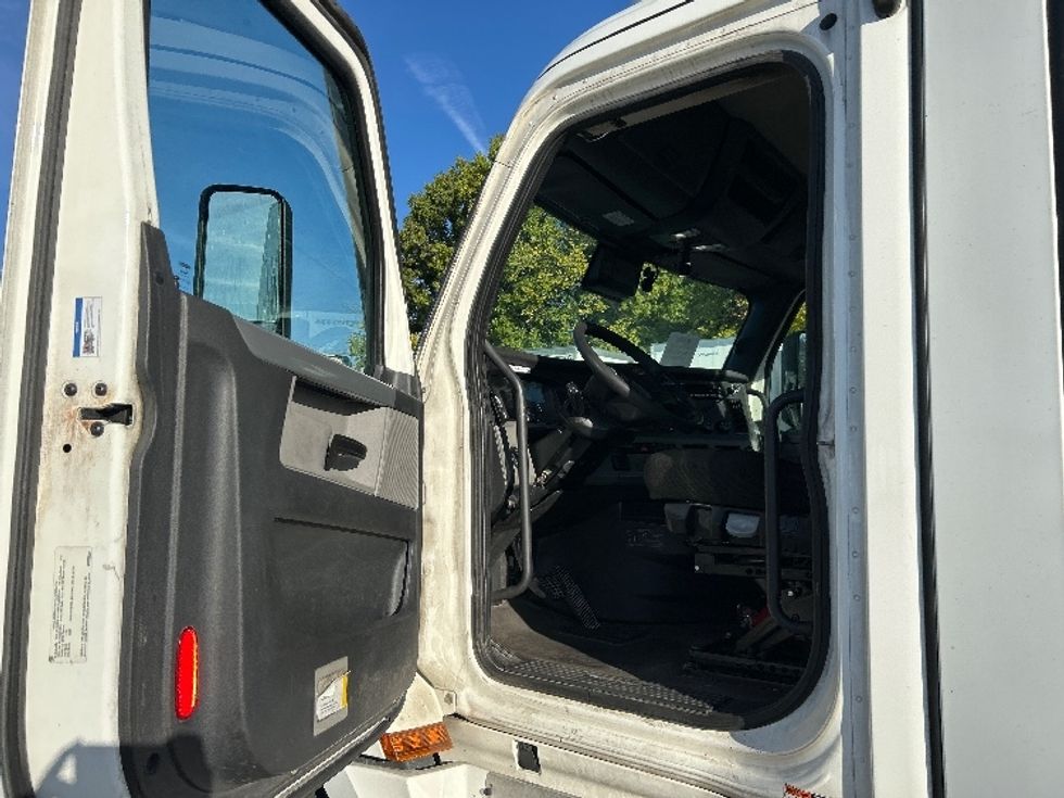 Day Cab Tractor-Heavy Duty Tractors-Freightliner-2022-T12664ST-Piqua-OH-877,535\n\t\tmiles-$ 33,000 - Image 9