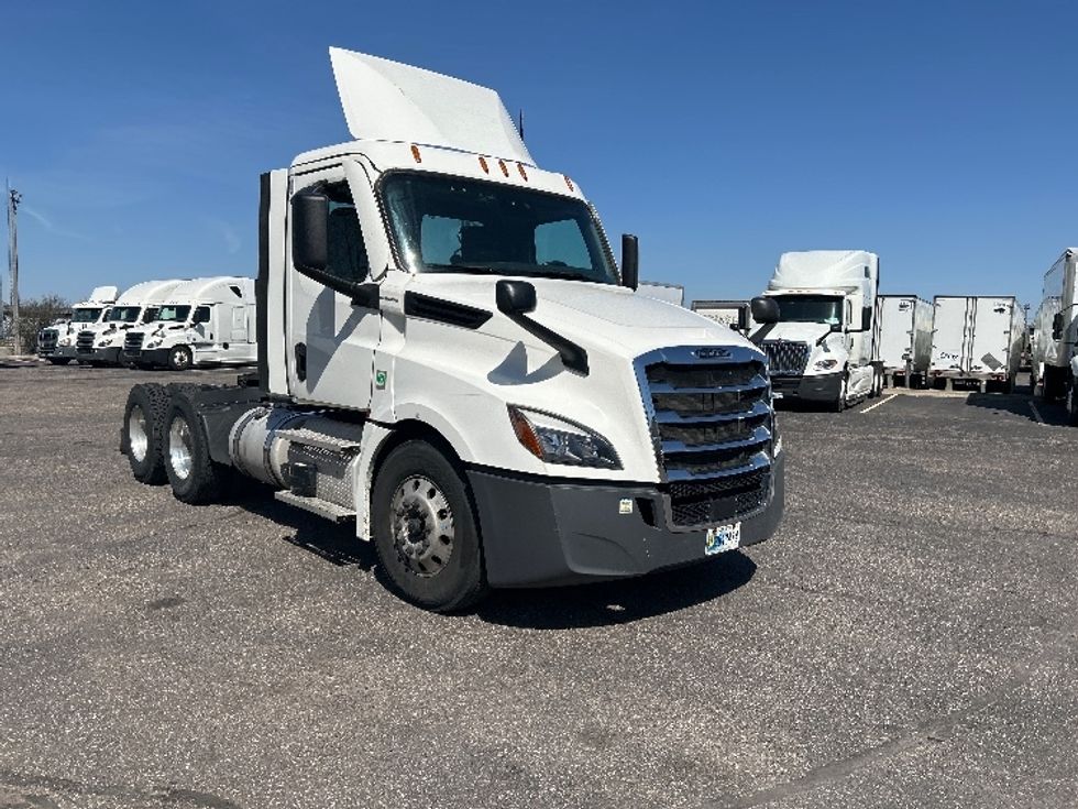 Day Cab Tractor-Heavy Duty Tractors-Freightliner-2022-T12664ST-Roseville-MN-501,495\n\t\tmiles-$ 54,000 - Image 1