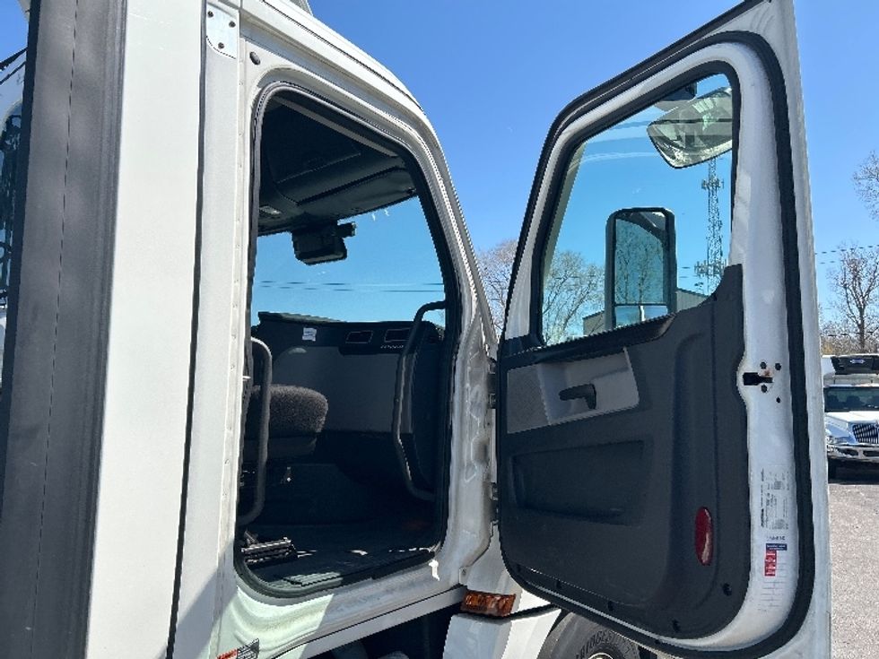 Day Cab Tractor-Heavy Duty Tractors-Freightliner-2022-T12664ST-Roseville-MN-501,495\n\t\tmiles-$ 54,000 - Image 12