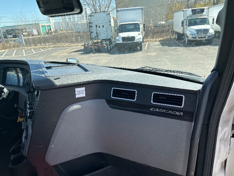 Day Cab Tractor-Heavy Duty Tractors-Freightliner-2022-T12664ST-Roseville-MN-501,495\n\t\tmiles-$ 54,000 - Image 13