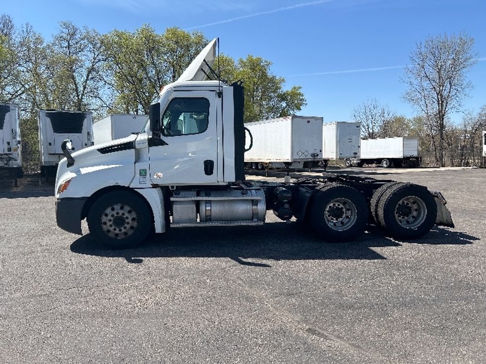 Day Cab Tractor-Heavy Duty Tractors-Freightliner-2022-T12664ST-Roseville-MN-501,495\n\t\tmiles-$ 54,000 - Image 4