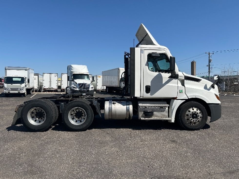 Day Cab Tractor-Heavy Duty Tractors-Freightliner-2022-T12664ST-Roseville-MN-501,495\n\t\tmiles-$ 54,000 - Image 8