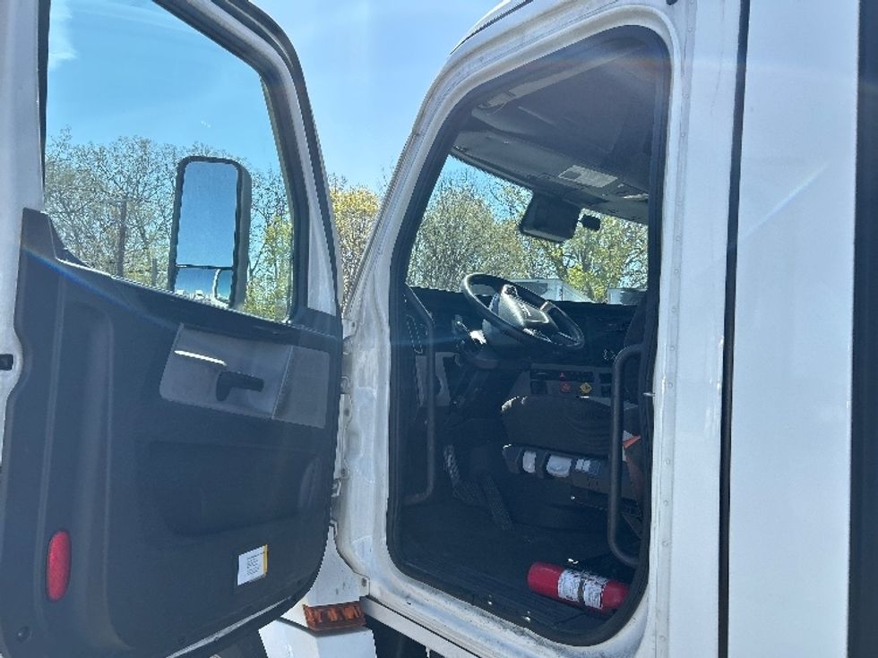 Day Cab Tractor-Heavy Duty Tractors-Freightliner-2022-T12664ST-Roseville-MN-501,495\n\t\tmiles-$ 54,000 - Image 9