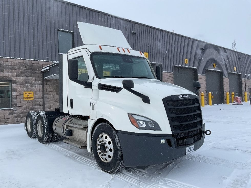 Day Cab Tractor-Heavy Duty Tractors-Freightliner-2022-T12664ST-Saint Laurent-PQ-126,429\n\t\tkm-$ 100,000 - Image 1