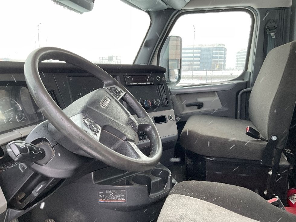 Day Cab Tractor-Heavy Duty Tractors-Freightliner-2022-T12664ST-Saint Laurent-PQ-126,429\n\t\tkm-$ 100,000 - Image 10