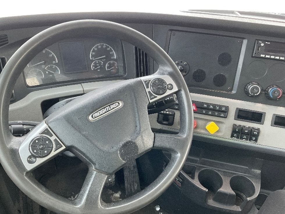 Day Cab Tractor-Heavy Duty Tractors-Freightliner-2022-T12664ST-Saint Laurent-PQ-126,429\n\t\tkm-$ 100,000 - Image 11