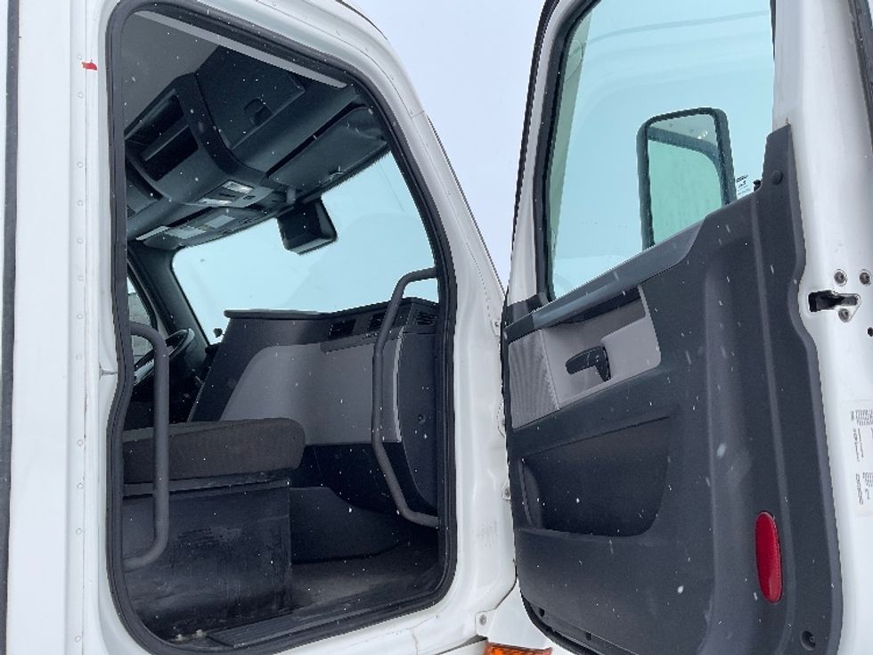 Day Cab Tractor-Heavy Duty Tractors-Freightliner-2022-T12664ST-Saint Laurent-PQ-126,429\n\t\tkm-$ 100,000 - Image 12