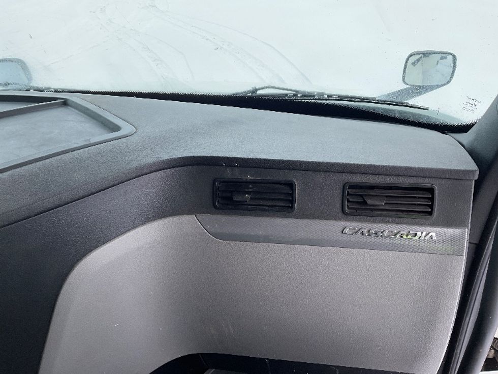 Day Cab Tractor-Heavy Duty Tractors-Freightliner-2022-T12664ST-Saint Laurent-PQ-126,429\n\t\tkm-$ 100,000 - Image 13