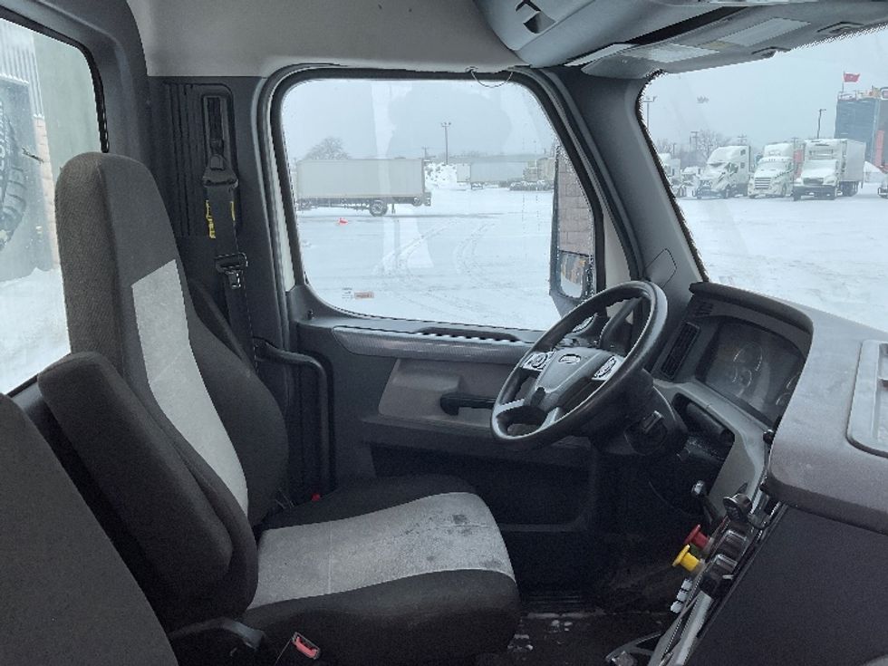 Day Cab Tractor-Heavy Duty Tractors-Freightliner-2022-T12664ST-Saint Laurent-PQ-126,429\n\t\tkm-$ 100,000 - Image 14