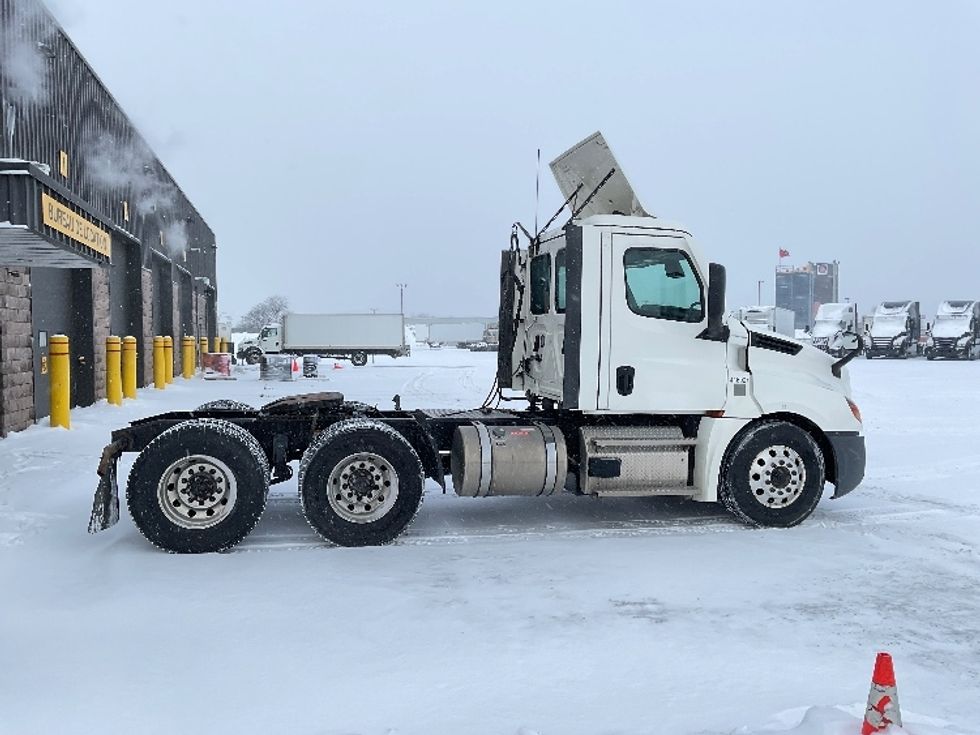Day Cab Tractor-Heavy Duty Tractors-Freightliner-2022-T12664ST-Saint Laurent-PQ-126,429\n\t\tkm-$ 100,000 - Image 8