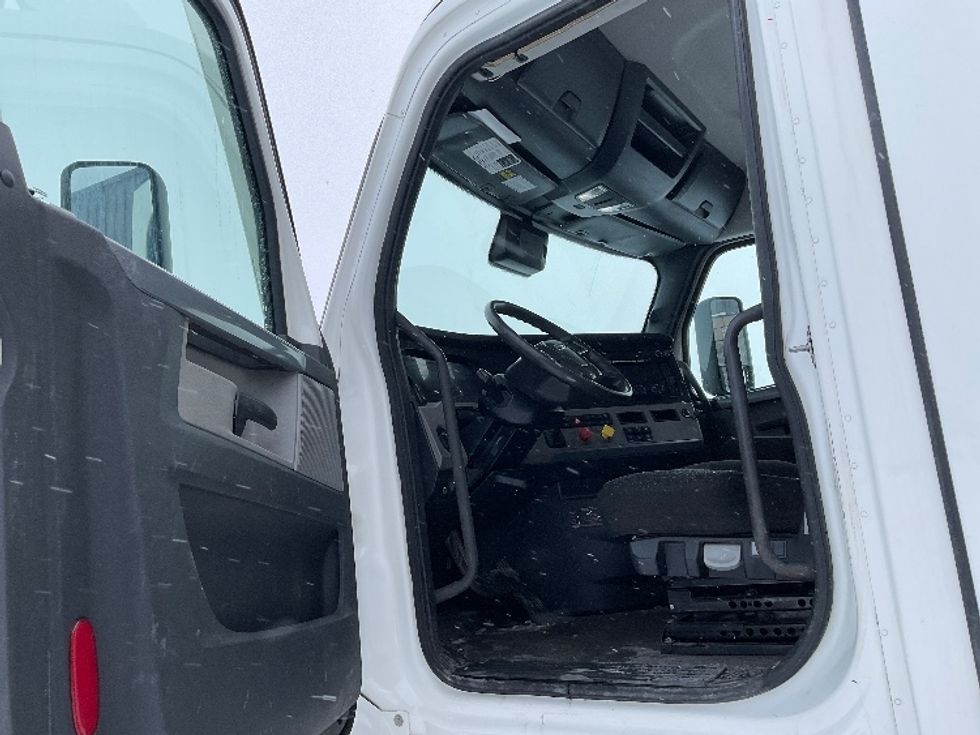 Day Cab Tractor-Heavy Duty Tractors-Freightliner-2022-T12664ST-Saint Laurent-PQ-126,429\n\t\tkm-$ 100,000 - Image 9