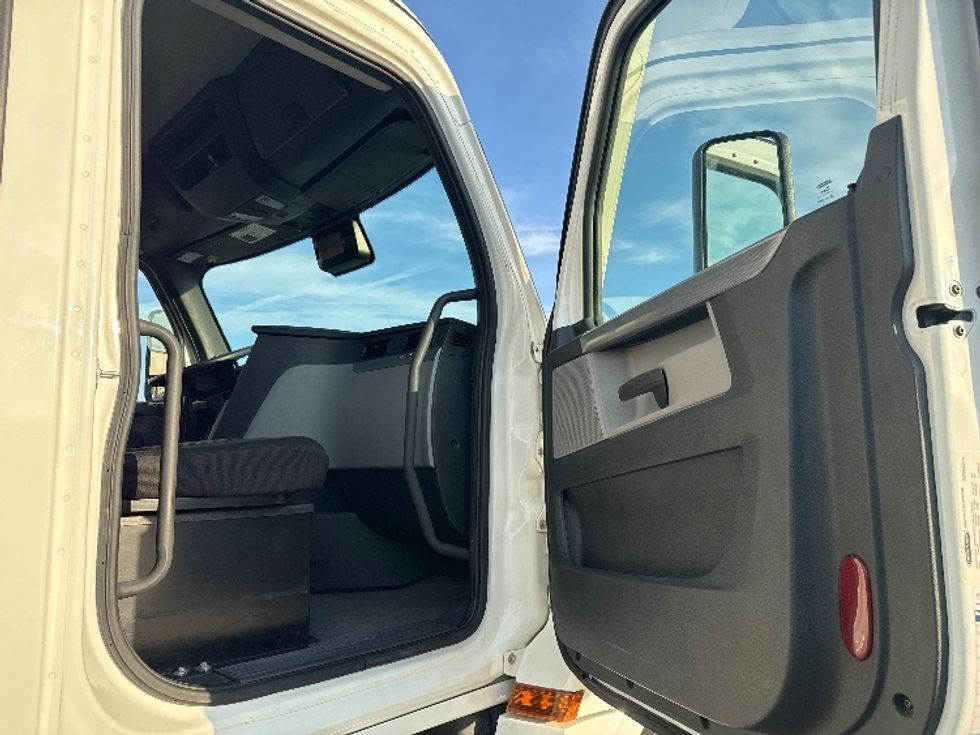 Day Cab Tractor-Heavy Duty Tractors-Freightliner-2022-T12664ST-Salt Lake City-UT-80,142\n\t\tmiles-$ 83,250 - Image 12