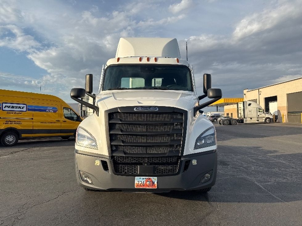 Day Cab Tractor-Heavy Duty Tractors-Freightliner-2022-T12664ST-Salt Lake City-UT-80,142\n\t\tmiles-$ 83,250 - Image 2