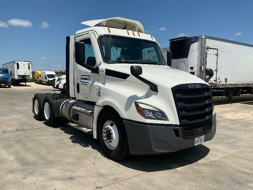 2019 Freightliner Cascadia 113" sleeper cab photo 18