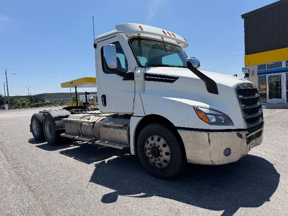 Day Cab Tractor-Heavy Duty Tractors-Freightliner-2022-T12664ST-Stoney Creek-ON-336,064\n\t\tkm-$ 105,000 - Image 1