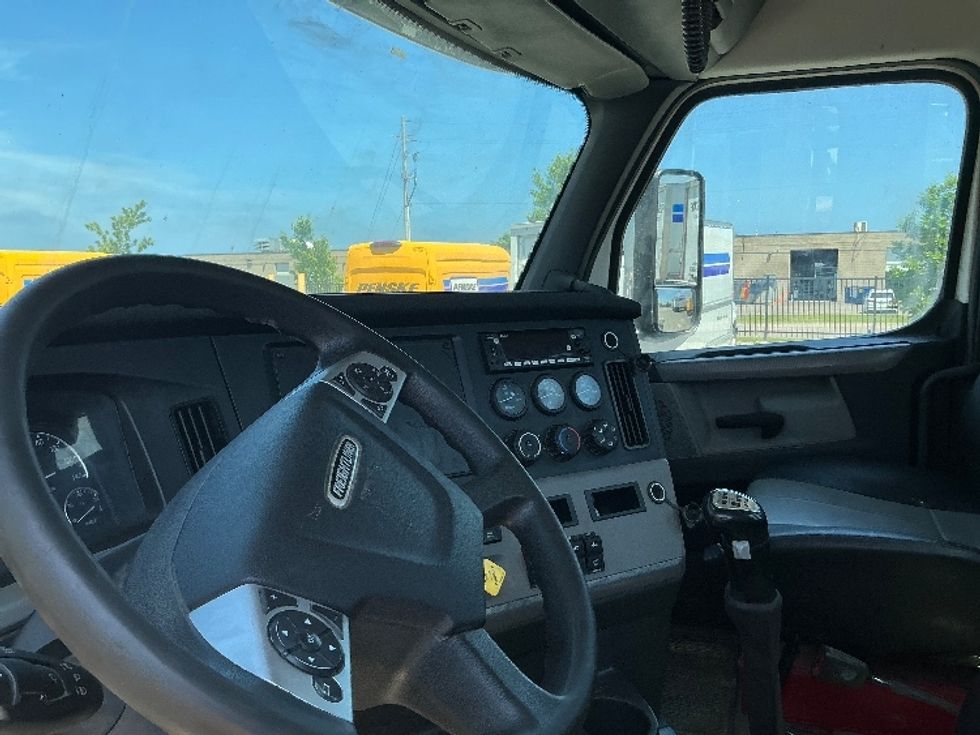 Day Cab Tractor-Heavy Duty Tractors-Freightliner-2022-T12664ST-Stoney Creek-ON-336,064\n\t\tkm-$ 105,000 - Image 10
