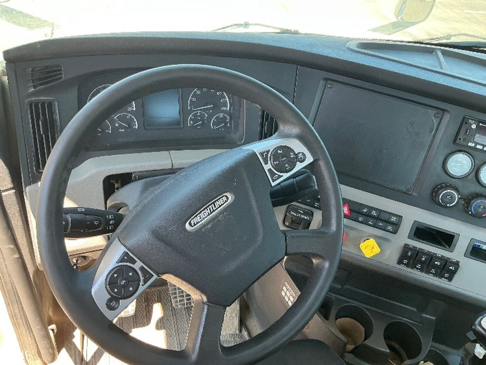 Day Cab Tractor-Heavy Duty Tractors-Freightliner-2022-T12664ST-Stoney Creek-ON-336,064\n\t\tkm-$ 105,000 - Image 11
