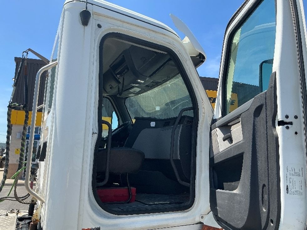 Day Cab Tractor-Heavy Duty Tractors-Freightliner-2022-T12664ST-Stoney Creek-ON-336,064\n\t\tkm-$ 105,000 - Image 12