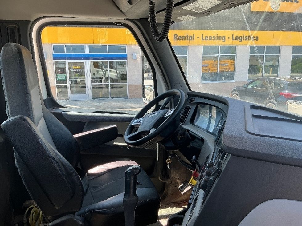Day Cab Tractor-Heavy Duty Tractors-Freightliner-2022-T12664ST-Stoney Creek-ON-336,064\n\t\tkm-$ 105,000 - Image 14