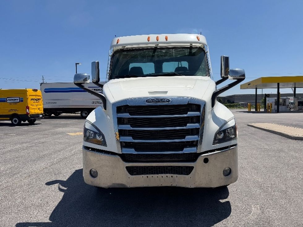 Day Cab Tractor-Heavy Duty Tractors-Freightliner-2022-T12664ST-Stoney Creek-ON-336,064\n\t\tkm-$ 105,000 - Image 2