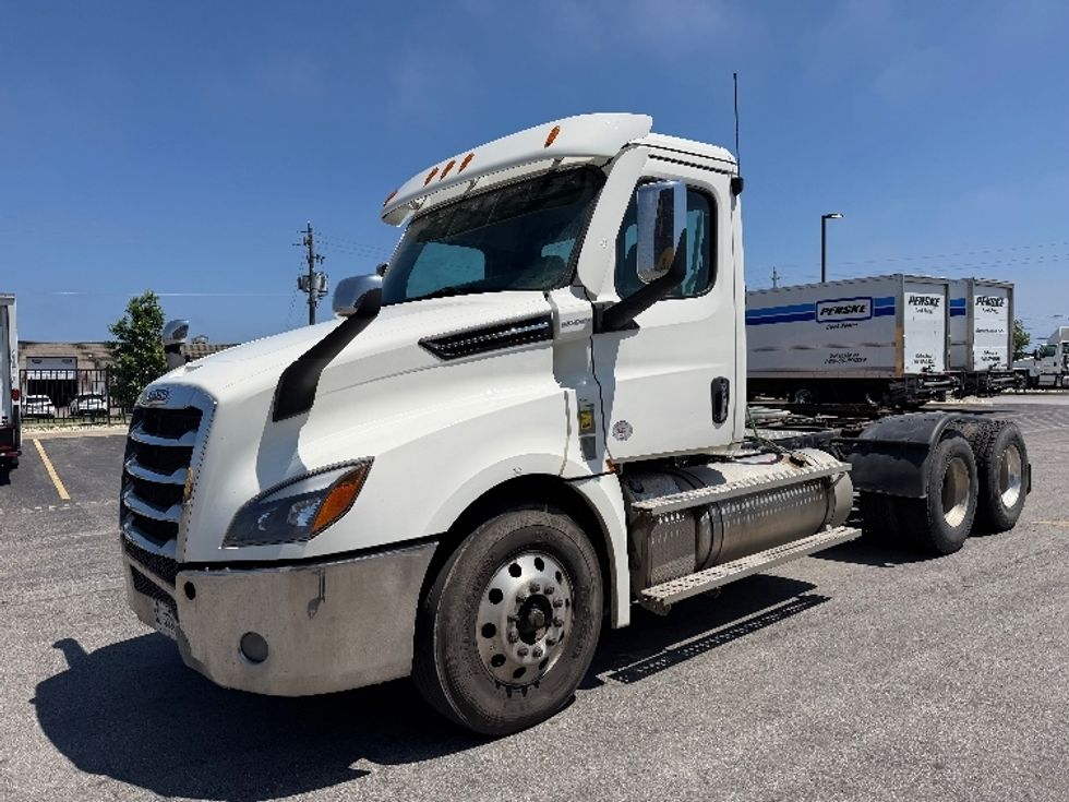 Day Cab Tractor-Heavy Duty Tractors-Freightliner-2022-T12664ST-Stoney Creek-ON-336,064\n\t\tkm-$ 105,000 - Image 3