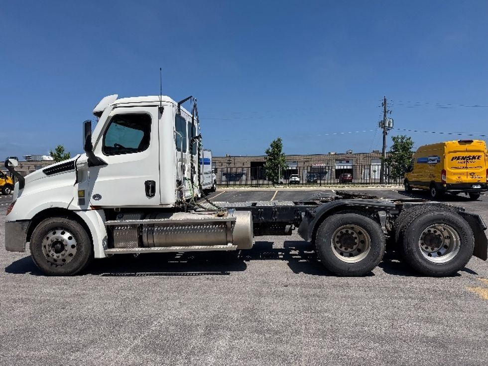 Day Cab Tractor-Heavy Duty Tractors-Freightliner-2022-T12664ST-Stoney Creek-ON-336,064\n\t\tkm-$ 105,000 - Image 4