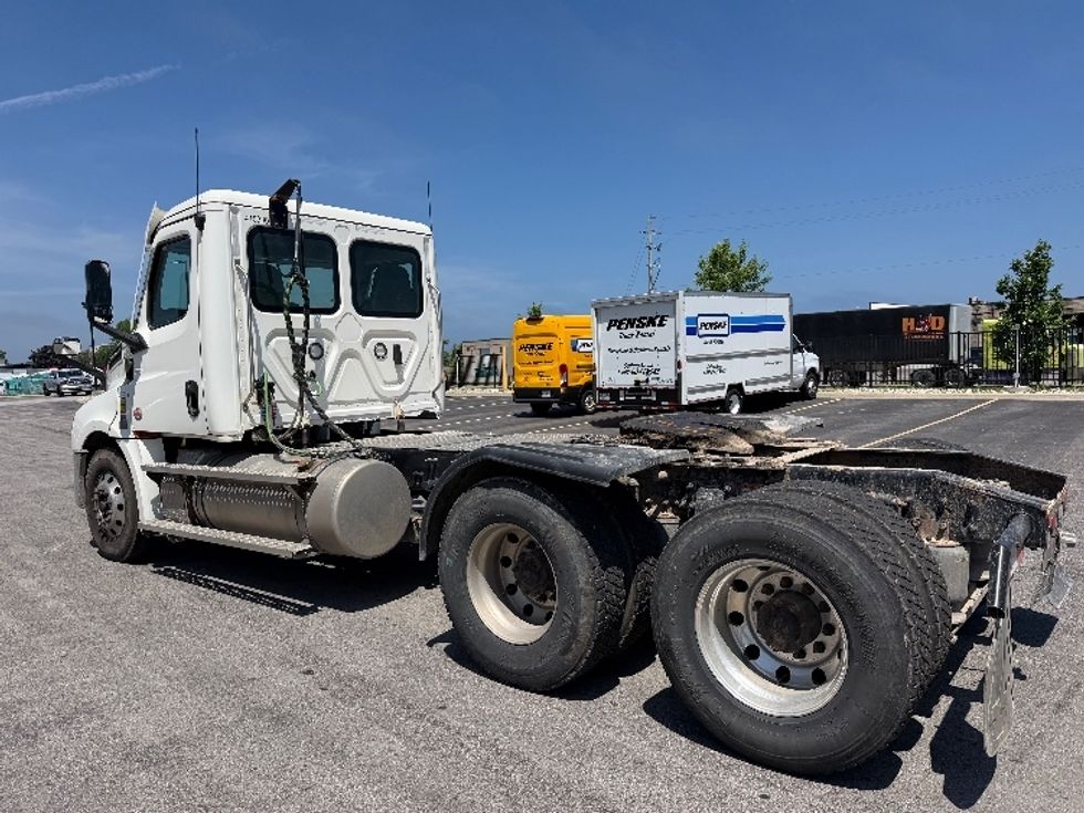Day Cab Tractor-Heavy Duty Tractors-Freightliner-2022-T12664ST-Stoney Creek-ON-336,064\n\t\tkm-$ 105,000 - Image 5