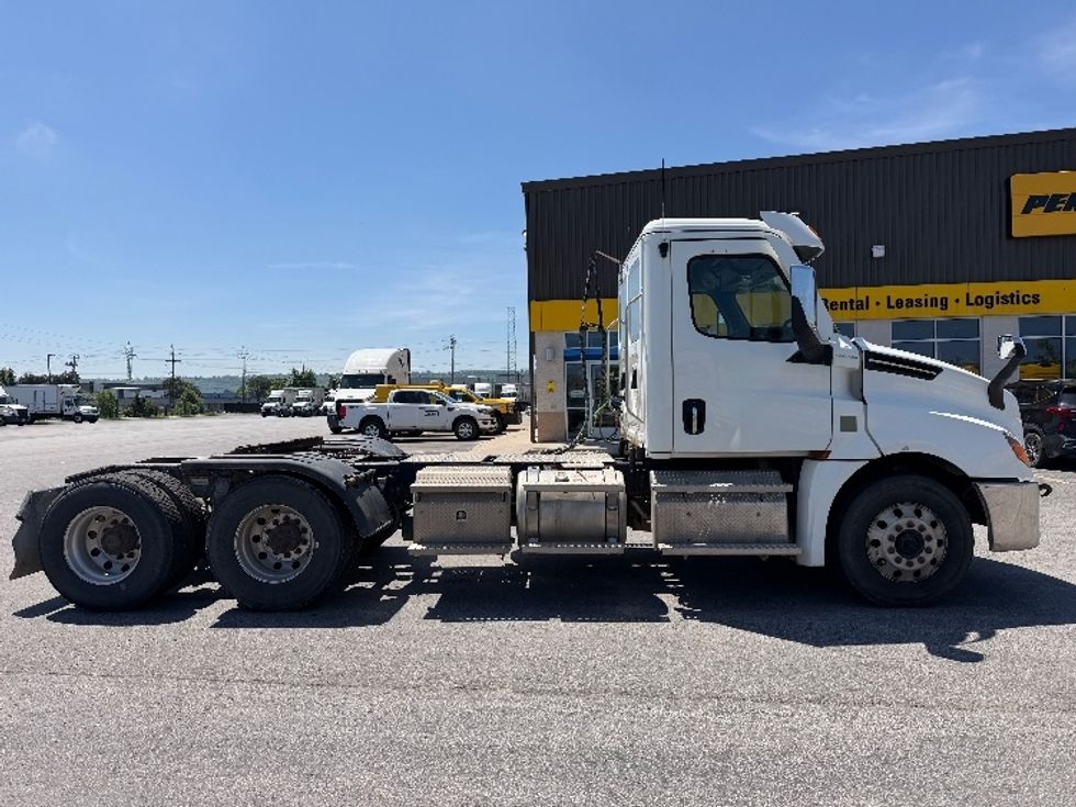 Day Cab Tractor-Heavy Duty Tractors-Freightliner-2022-T12664ST-Stoney Creek-ON-336,064\n\t\tkm-$ 105,000 - Image 8